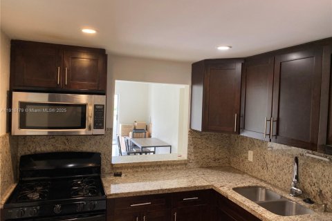 Снять в аренду кондоминиум в Пайнкрест, Флорида 2 спальни, 91.23м2, № 1971041 - фото 2