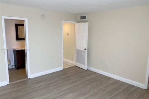 Снять в аренду кондоминиум в Пайнкрест, Флорида 2 спальни, 91.23м2, № 1971041 - фото 4