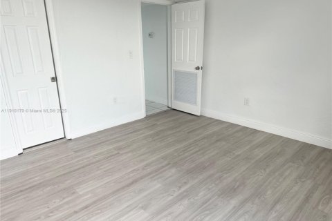 Снять в аренду кондоминиум в Пайнкрест, Флорида 2 спальни, 91.23м2, № 1971041 - фото 7