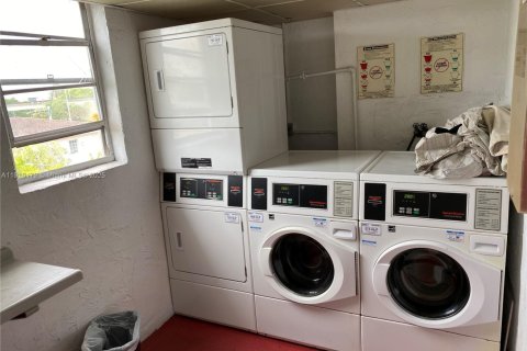 Снять в аренду кондоминиум в Пайнкрест, Флорида 2 спальни, 91.23м2, № 1971041 - фото 11