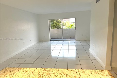 Снять в аренду кондоминиум в Пайнкрест, Флорида 2 спальни, 91.23м2, № 1971041 - фото 3