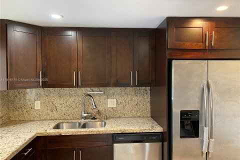 Снять в аренду кондоминиум в Пайнкрест, Флорида 2 спальни, 91.23м2, № 1971041 - фото 1