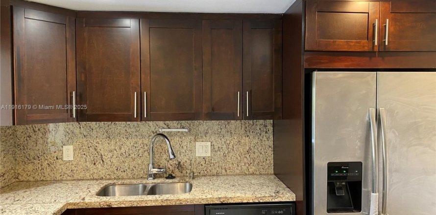 Кондоминиум с 2 спальнями в Пайнкрест, Флорида № 1971041