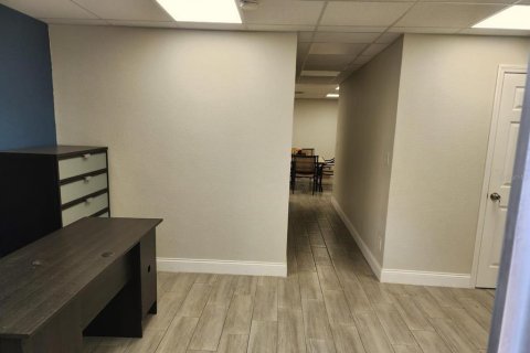 Commercial property in Orlando, Florida 369.75 sq.m. № 2309958 - photo 2
