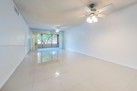 Condo in Hollywood, Florida, 2 bedrooms  № 1779829 - photo 8