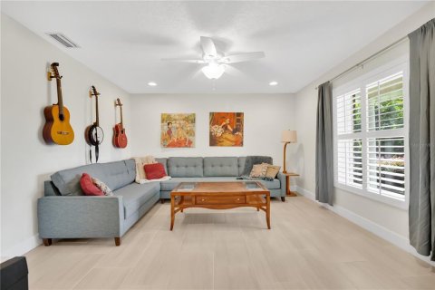 House in Belle Isle, Florida 4 bedrooms, 197.32 sq.m. № 1837553 - photo 6