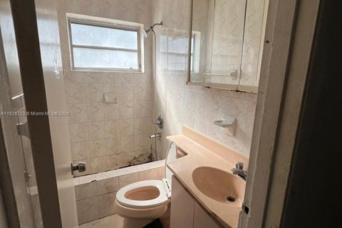 House in Miami Gardens, Florida 4 bedrooms, 109.25 sq.m. № 1921048 - photo 5