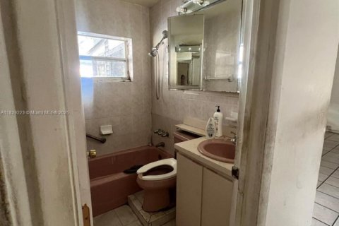 House in Miami Gardens, Florida 4 bedrooms, 109.25 sq.m. № 1921048 - photo 10