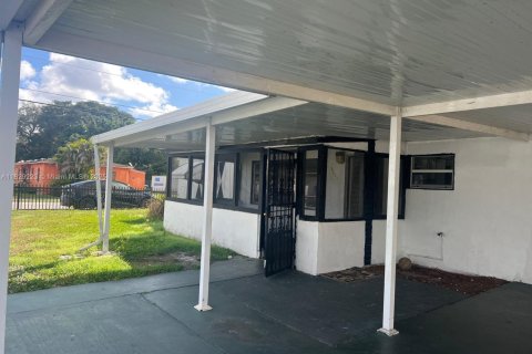 House in Miami Gardens, Florida 4 bedrooms, 109.25 sq.m. № 1921048 - photo 19