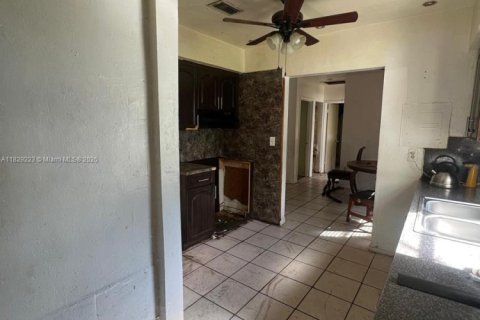 House in Miami Gardens, Florida 4 bedrooms, 109.25 sq.m. № 1921048 - photo 13