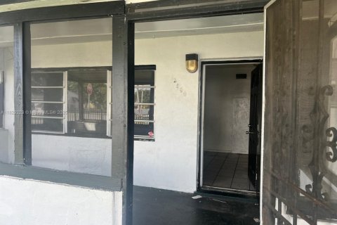 House in Miami Gardens, Florida 4 bedrooms, 109.25 sq.m. № 1921048 - photo 18