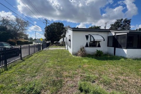 House in Miami Gardens, Florida 4 bedrooms, 109.25 sq.m. № 1921048 - photo 16