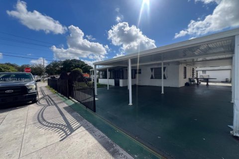 House in Miami Gardens, Florida 4 bedrooms, 109.25 sq.m. № 1921048 - photo 1