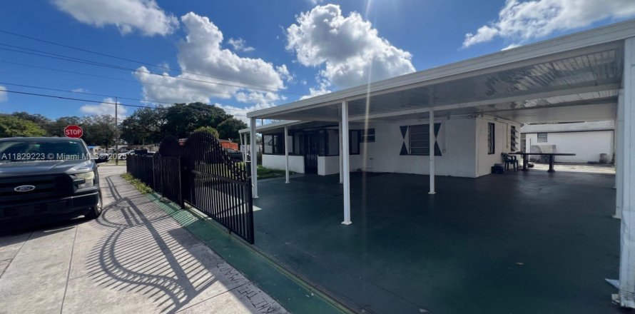 House in Miami Gardens, Florida 4 bedrooms, 109.25 sq.m. № 1921048