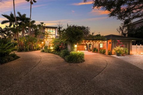 House in Bradenton, Florida 5 bedrooms, 450.95 sq.m. № 2166375