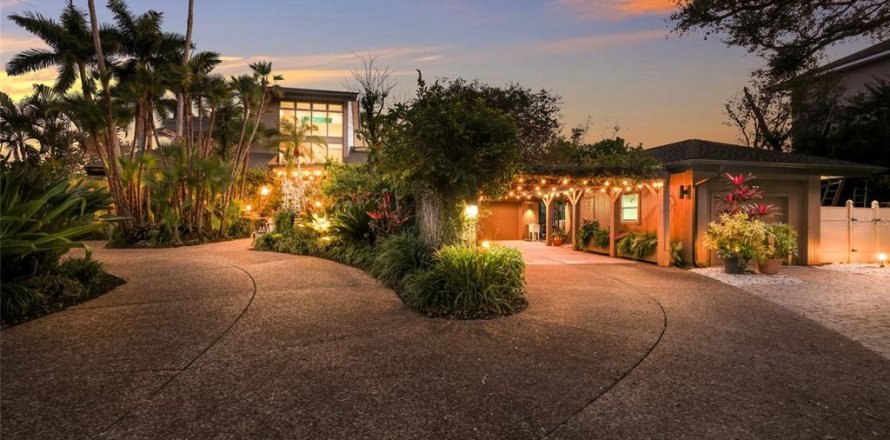 House in Bradenton, Florida 5 bedrooms, 450.95 sq.m. № 2166375