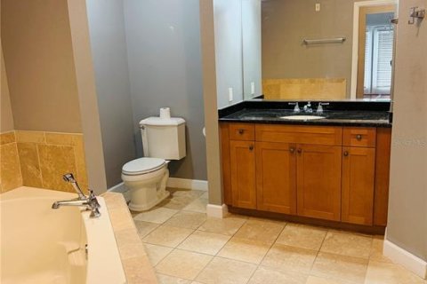 Condo in Orlando, Florida, 2 bedrooms № 2104561 - photo 12
