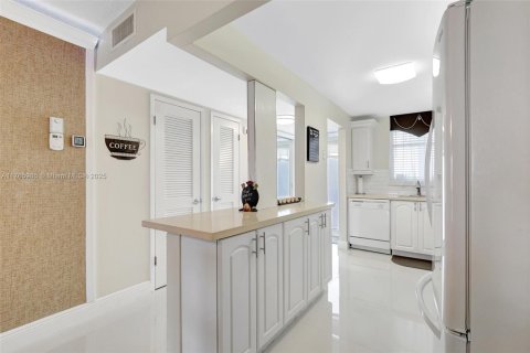 Copropriété à vendre à Hallandale Beach, Floride: 1 chambre, 66.89 m2 № 1726073 - photo 12