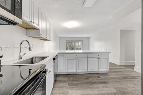 Condo in Hollywood, Florida, 2 bedrooms № 2186438 - photo 6