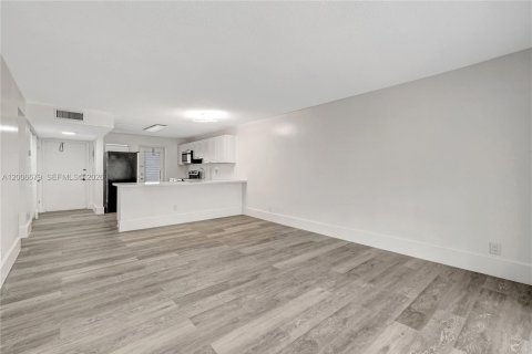 Condo in Hollywood, Florida, 2 bedrooms № 2186438 - photo 11