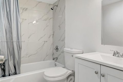 Condo in Hollywood, Florida, 2 bedrooms № 2186438 - photo 17
