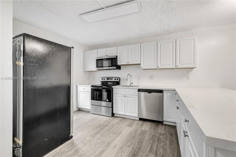 Condo in Hollywood, Florida, 2 bedrooms № 2186438 - photo 2