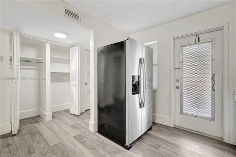 Condo in Hollywood, Florida, 2 bedrooms № 2186438 - photo 8
