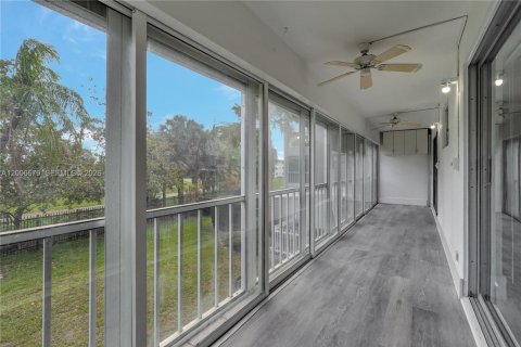 Condo in Hollywood, Florida, 2 bedrooms № 2186438 - photo 28