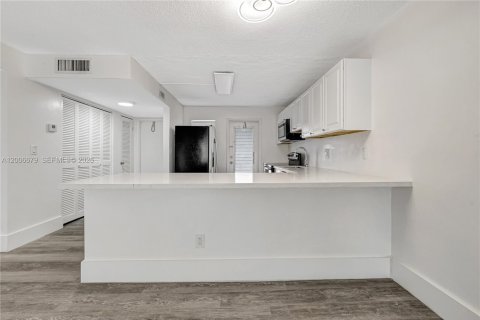 Condo in Hollywood, Florida, 2 bedrooms № 2186438 - photo 7