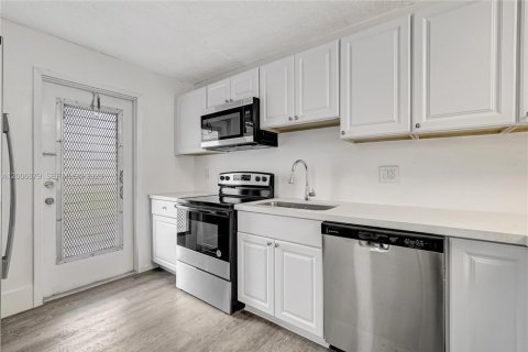 Condo in Hollywood, Florida, 2 bedrooms № 2186438 - photo 5