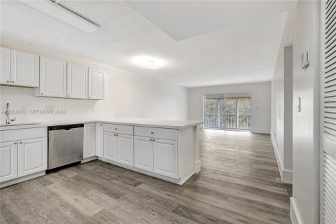 Condo in Hollywood, Florida, 2 bedrooms № 2186438 - photo 3