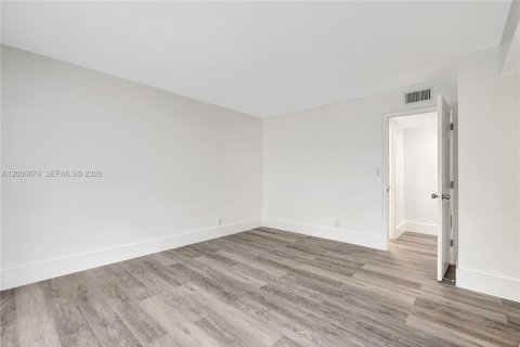 Condo in Hollywood, Florida, 2 bedrooms № 2186438 - photo 14