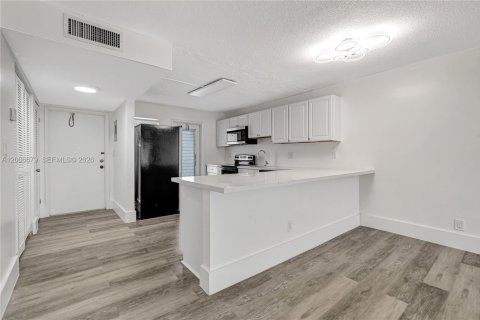 Condo in Hollywood, Florida, 2 bedrooms № 2186438 - photo 4
