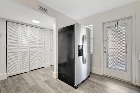 Condo in Hollywood, Florida, 2 bedrooms № 2186438 - photo 9