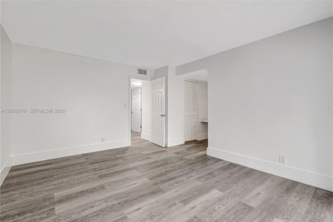 Condo in Hollywood, Florida, 2 bedrooms № 2186438 - photo 15
