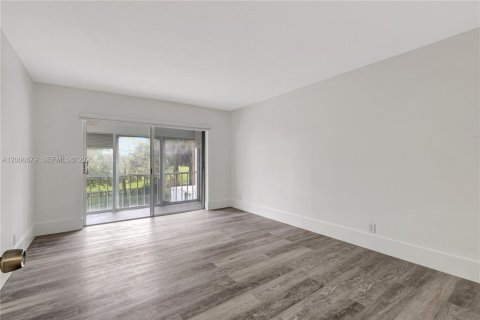 Condo in Hollywood, Florida, 2 bedrooms № 2186438 - photo 16