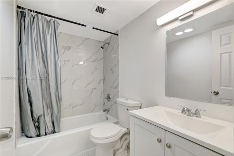 Condo in Hollywood, Florida, 2 bedrooms № 2186438 - photo 20