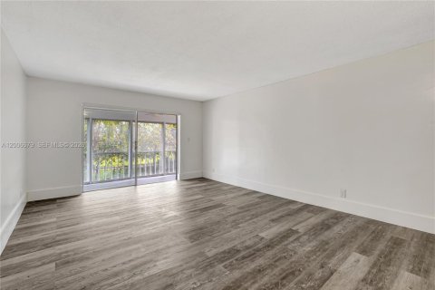 Condo in Hollywood, Florida, 2 bedrooms № 2186438 - photo 10