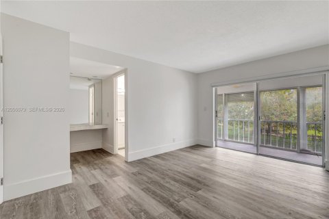 Condo in Hollywood, Florida, 2 bedrooms № 2186438 - photo 13