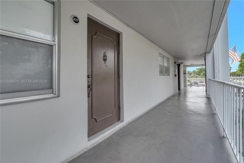 Condo in Hollywood, Florida, 2 bedrooms № 2186438 - photo 27