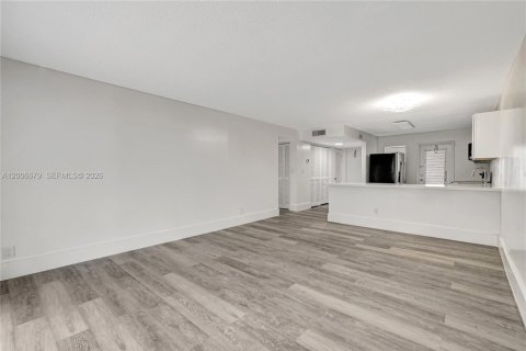 Condo in Hollywood, Florida, 2 bedrooms № 2186438 - photo 12