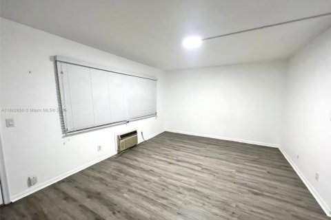 Condo in Pembroke Pines, Florida, 1 bedroom  № 2014913 - photo 7