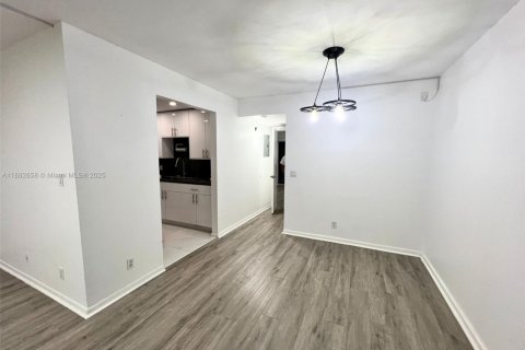 Condo in Pembroke Pines, Florida, 1 bedroom  № 2014913 - photo 2