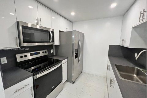 Condo in Pembroke Pines, Florida, 1 bedroom  № 2014913