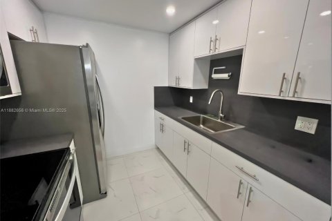 Condo in Pembroke Pines, Florida, 1 bedroom  № 2014913 - photo 3