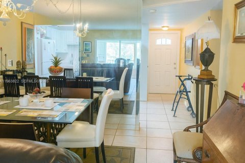 Снять в аренду кондоминиум в Пемброк-Пайнс, Флорида 2 спальни, 108.7м2, № 2025489 - фото 7