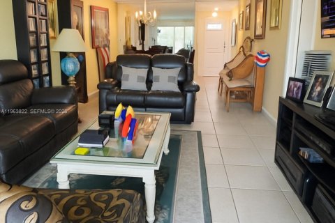 Снять в аренду кондоминиум в Пемброк-Пайнс, Флорида 2 спальни, 108.7м2, № 2025489 - фото 10