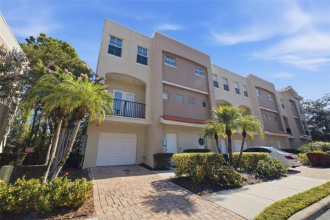 Townhouse in Saint Petersburg, Florida 3 bedrooms, 156.08 sq.m. № 2156101 - photo 3