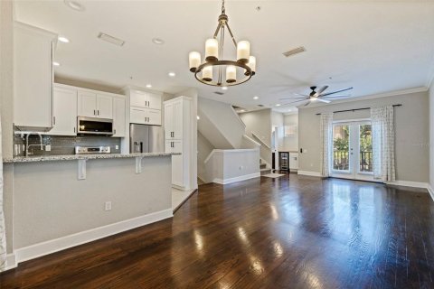 Townhouse in Saint Petersburg, Florida 3 bedrooms, 156.08 sq.m. № 2156101 - photo 13