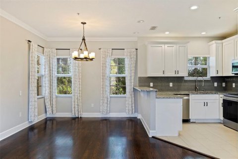 Townhouse in Saint Petersburg, Florida 3 bedrooms, 156.08 sq.m. № 2156101 - photo 11